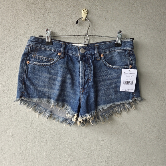 Free People x We The Free Soft and Relaxed Cutoff Denim Shorts Sz 26 NWT - Picture 3 of 9